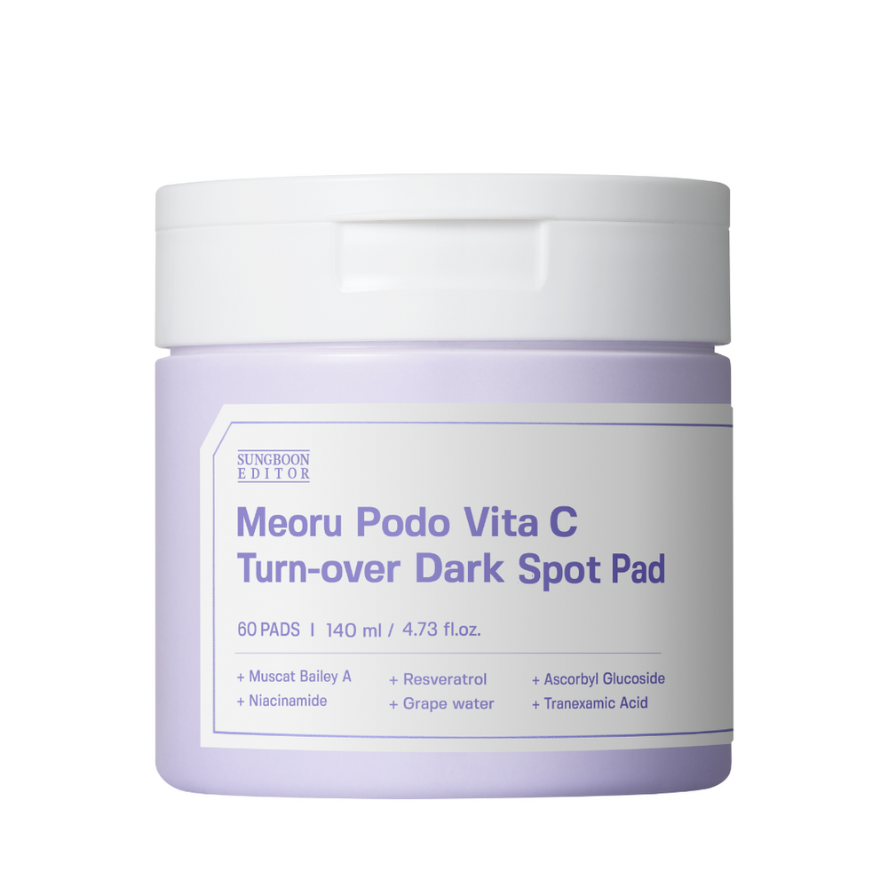Krukke med hvidt låg og lilla etiket. Tekst: Meoru Podo Vita C Turn-over Dark Spot Pad, ingredienser.