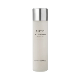 Cylindrisk flaske med sølvhætte, mærket "TIRTIR Milk Skin Toner", 150 ml.