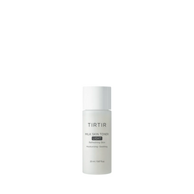 Lille, cylindrisk flaske med hvidt låg. Etiketten siger "TIRTIR Milk Skin Toner Light", 20 ml.