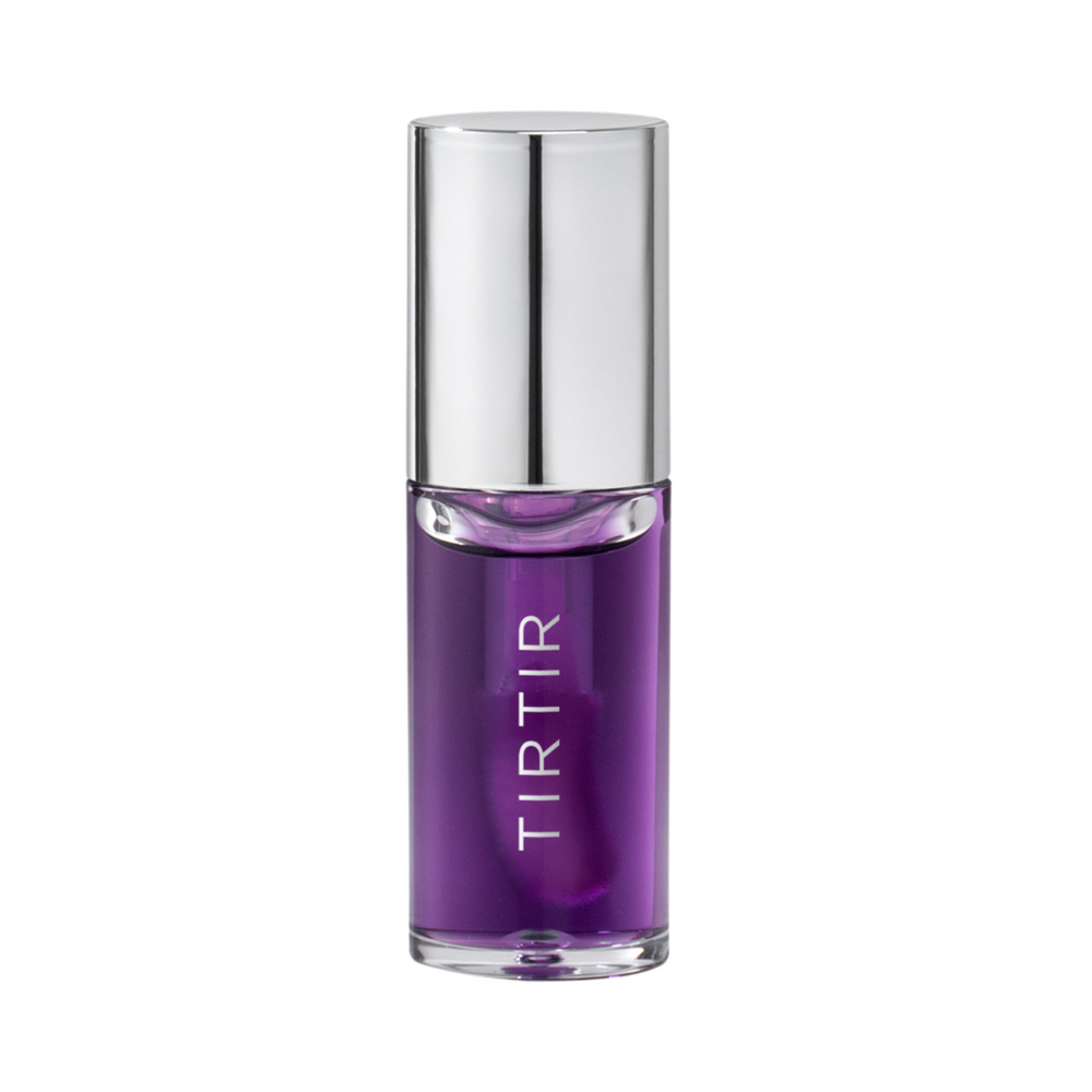 Klar flaske med lilla lip oil og metalhætte, mærket TIRTIR står lodret på flasken.