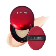 Rød TIRTIR kompakt med åben pude og beige foundation. Applikator ved siden af.