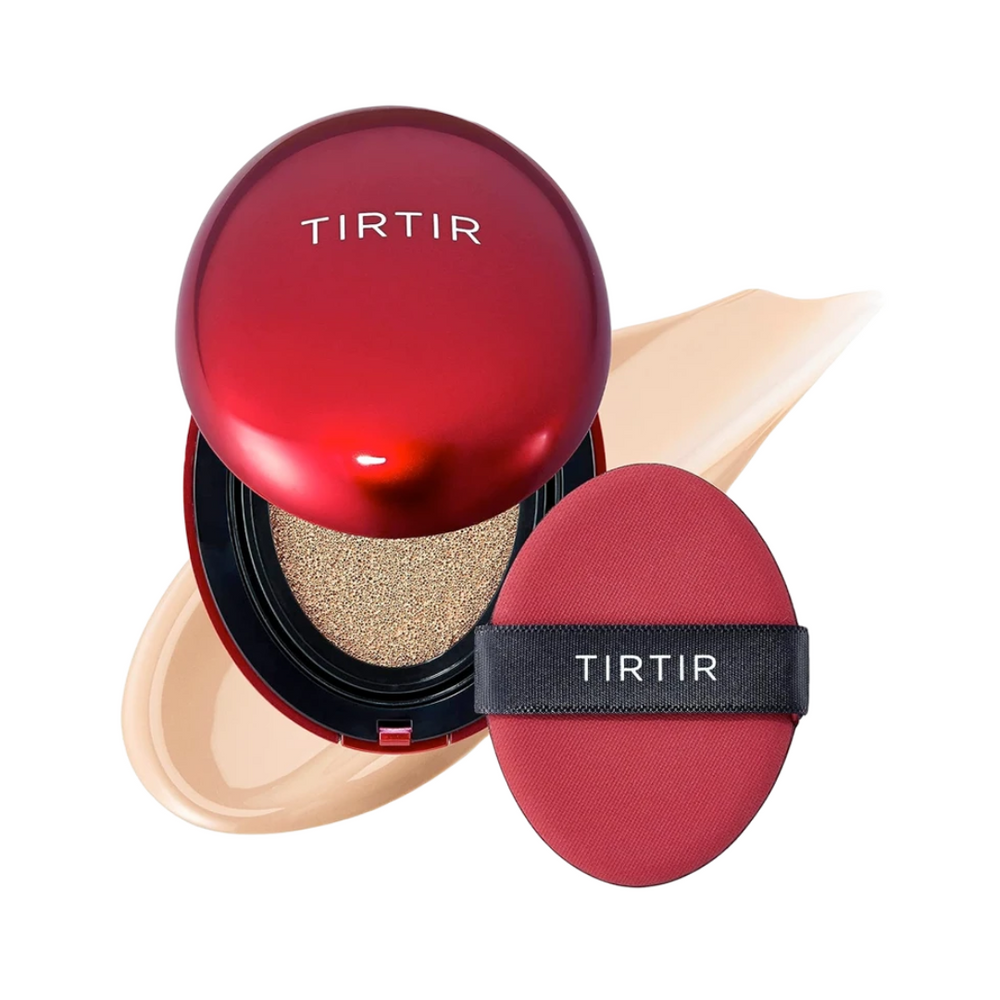 Rød TIRTIR kompakt med åben pude og rød applikator, beige foundation baggrund.
