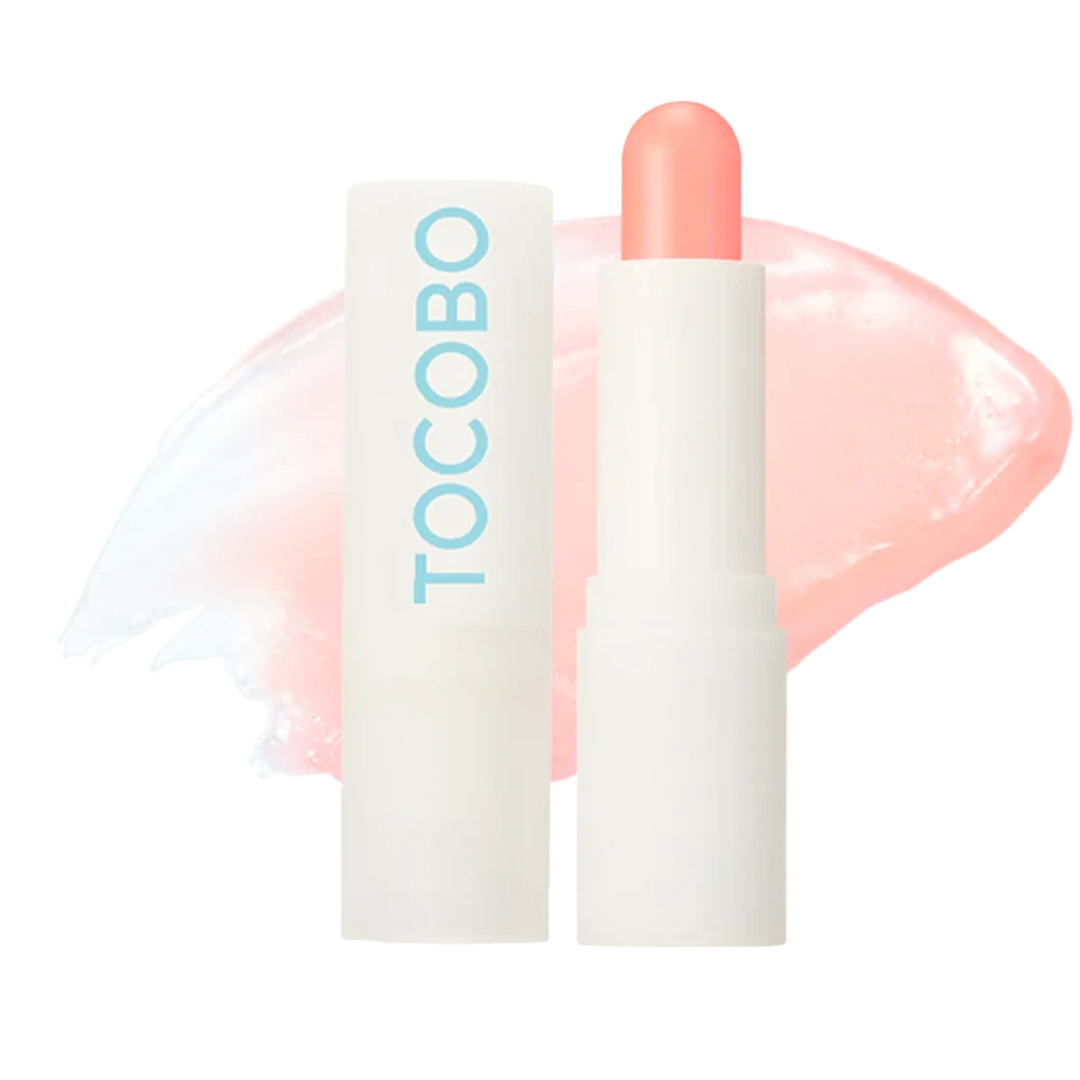 Hvid læbepomade med blå "TOCOBO"-tekst. Coral farve påført baggrund.