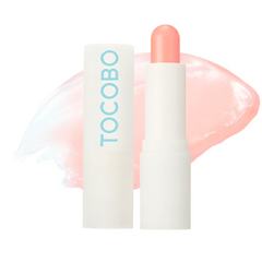 Hvid læbepomade med blå "TOCOBO"-tekst. Coral farve påført baggrund.