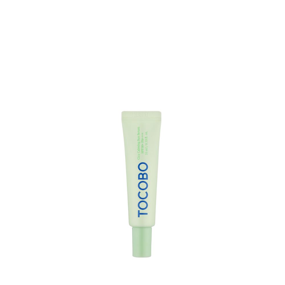 Lysgrøn tube med blå tekst "TOCOBO", indeholder Cica Calming Sun Serum SPF50+ PA++++ 10 ml.