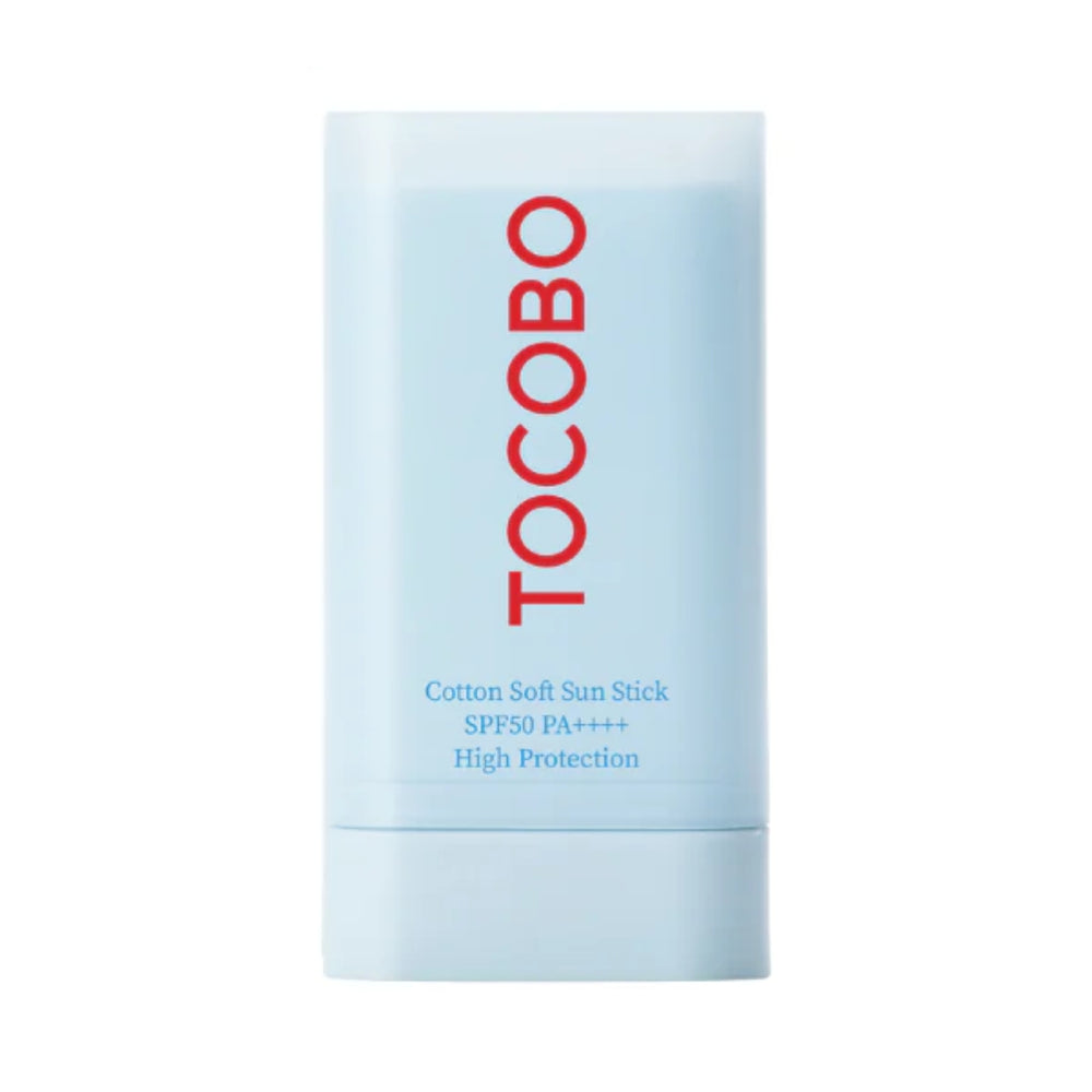 Lys blå solstift med rød tekst "TOCOBO" og blå tekst "Cotton Soft Sun Stick SPF50+ PA++++".