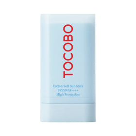Lys blå solstift med rød tekst "TOCOBO" og blå tekst "Cotton Soft Sun Stick SPF50+ PA++++".