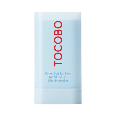 Lys blå solstift med rød tekst "TOCOBO" og blå tekst "Cotton Soft Sun Stick SPF50+ PA++++".