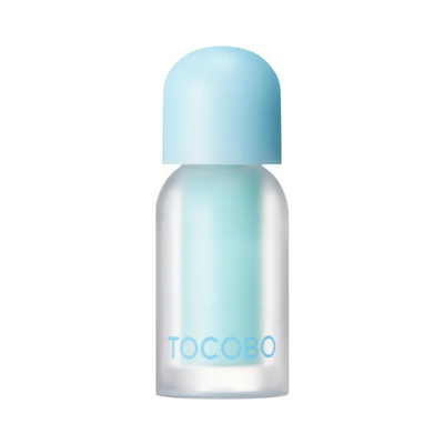 Klar flaske med lyseblå væske og låg, mærket "TOCOBO" i blå skrift.