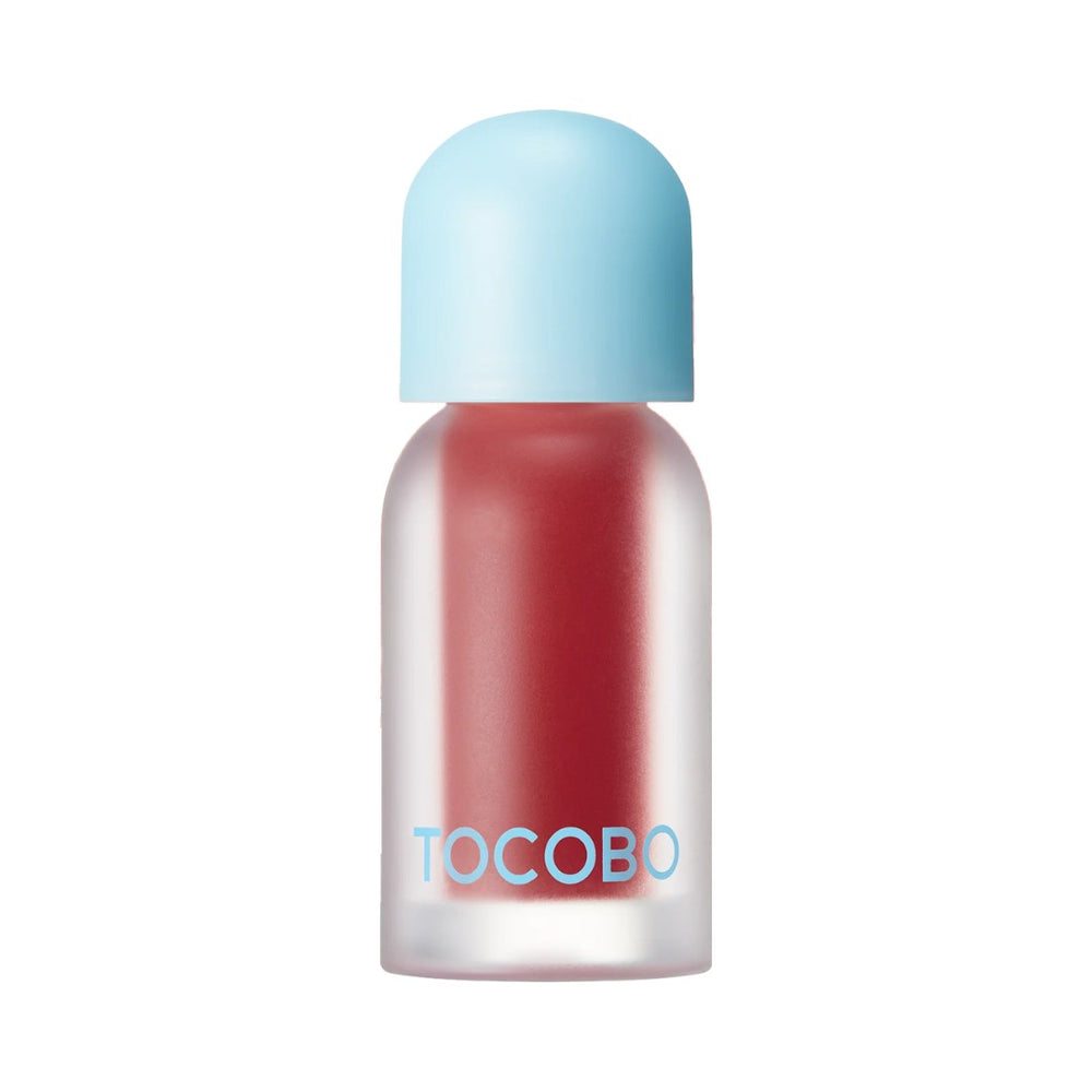 Lille flaske med rød lip oil, frostet glas, lyseblå låg, "TOCOBO" i blå skrift.