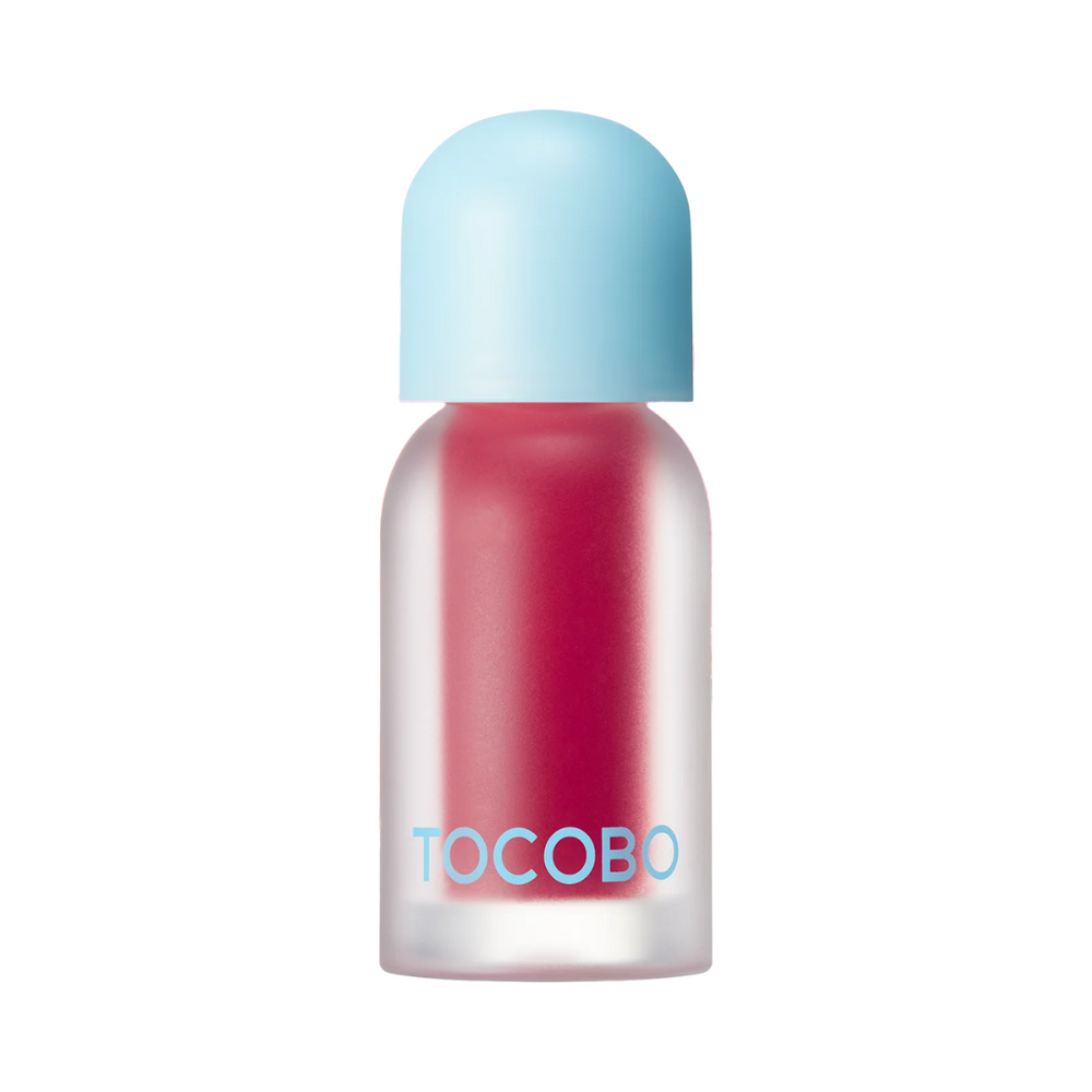 Frostet flaske med rød læbeolie, lyseblå hætte, og "Tocobo" logo i blå tekst.