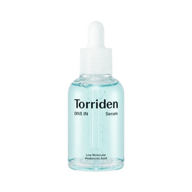 Klar flaske med lyseblå væske. Etiket med teksten "Torriden DIVE IN Serum."