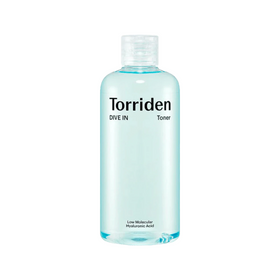 Klar flaske med lyseblå væske og teksten "Torriden DIVE IN Toner" på forsiden.