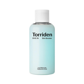 Lys blå flaske med hvidt låg, mærket "Torriden Dive In Skin Booster".