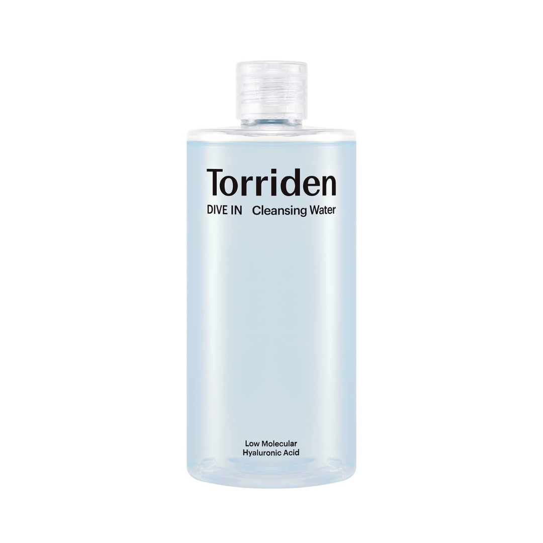 Transparent flaske med blå væske, "Torriden Dive In Cleansing Water" står på etiketten.