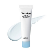 Hvid tube med blå hætte, mærket "Torriden Dive in Mild Sun Cream SPF50+ PA++++" med creme smørefelt.