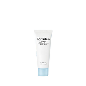 Hvid tube med blå hætte, mærket "Torriden Dive in Mild Sun Cream SPF50+ PA++++".