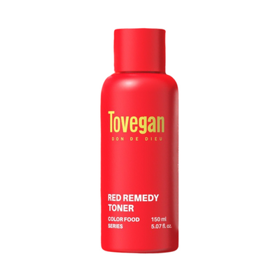 Rød flaske med gul tekst "Tovegan", hvid tekst "Red Remedy Toner". Indhold: 150 ml, 5.07 fl. oz.