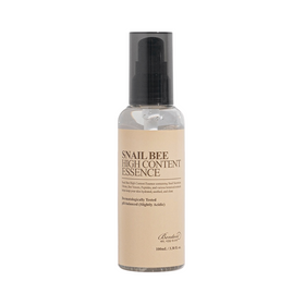 Gennemsigtig flaske med sort pumpe og beige etiket, Benton - Snail Bee High Content Essence, 100 ml.