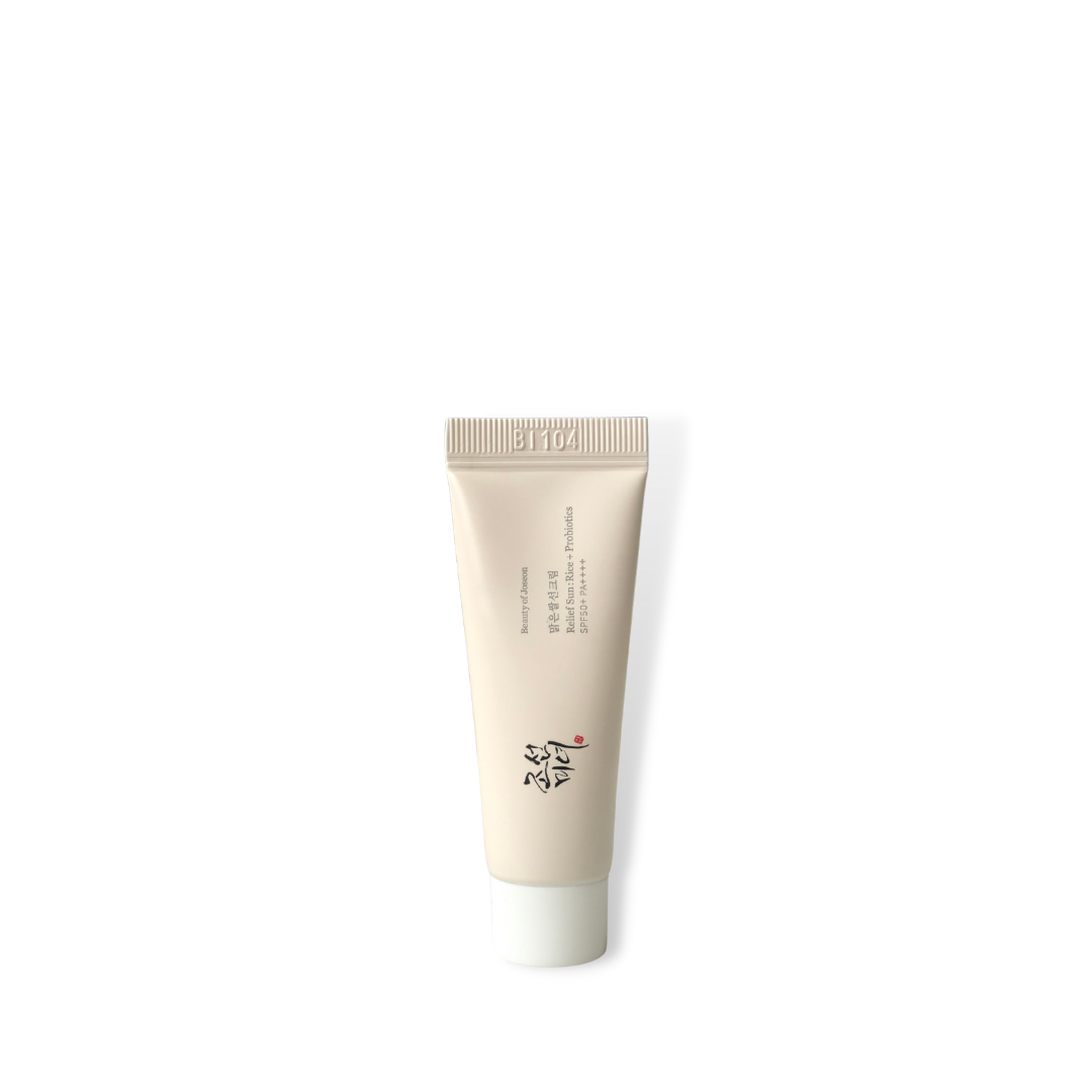Beige tube med hvid hætte, tekst på engelsk og koreansk. Skønhedsprodukt med SPF50+ PA++++.