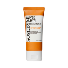 Tube af Some By Mi V10 Hyal Air Fit Sunscreen SPF 50, orange og hvid med produktinformation.