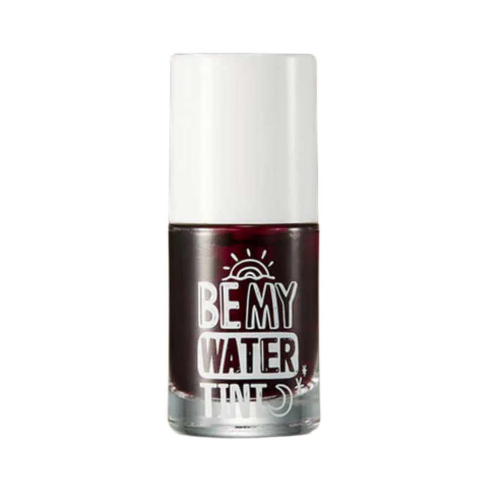 Mørkerød lip tint i klar flaske med hvidt låg; tekst "Be My Water Tint" med sol- og måneikoner.