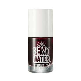 Mørkerød lip tint i klar flaske med hvidt låg; tekst "Be My Water Tint" med sol- og måneikoner.