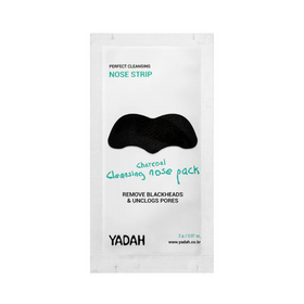 Hvid pakke med sort næsestrip. Tekst: "Charcoal Cleansing Nose Pack. Fjerner hudorme."