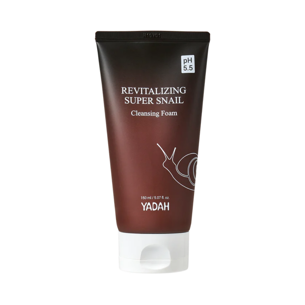 Brun tube med tekst "Revitalizing Super Snail Cleansing Foam", pH 5.5, 150 ml, Yadah.
