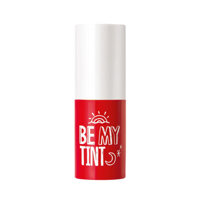 Rød læbeprodukt med hvid tekst "Be My Tint" og symboler. Hvid hætte.