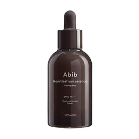 Mørkebrun flaske med pipette, mærket "Abib Heartleaf Sun Essence Calming Drop SPF50+ PA++++".