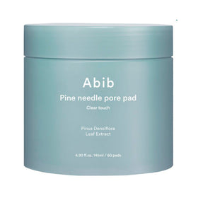 Lys blå krukke med tekst: "Abib Pine Needle Pore Pad Clear Touch", 145 ml, 60 pads.