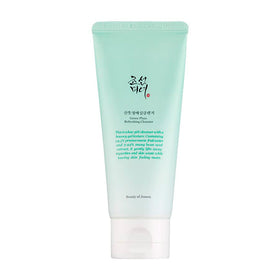 Mintgrøn tube med koreansk tekst, "Green Plum Refreshing Cleanser" og "Beauty of Joseon."