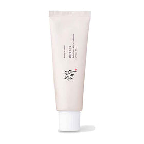 Hvid tube med sort og rød tekst, Beauty of Joseon Relief Sun: Rice + Probiotics SPF50+ PA++++.