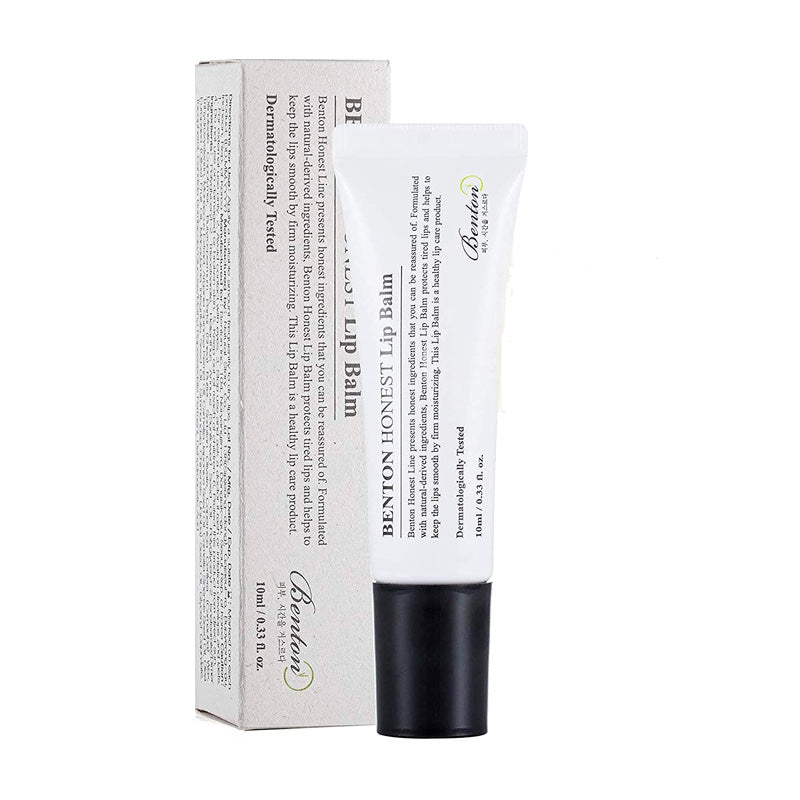 Hvid tube med sort låg af Benton Honest Lip Balm ved siden af en matchende æske.