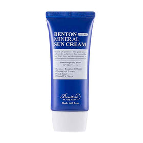 Blå tube Benton solcreme SPF50+ PA++++, 50ml. Indeholder rosmarin, troldnød og mineralfiltre.