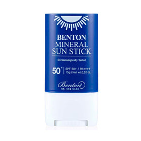 Blå solstift med teksten "Benton Mineral Sun Stick SPF50+ PA++++" og vægt 15g, dermatologisk testet.