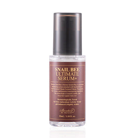 Klar flaske med pumpedispenser, brun etiket med guldtekst: "Snail Bee Ultimate Serum Plus".