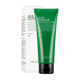 Grøn tube med "Aloe Propolis Soothing Gel" og hvid æske i baggrunden.