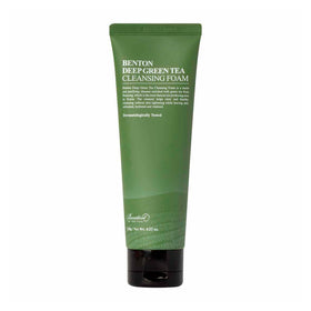 Grøn tube med Benton Deep Green Tea Cleansing Foam, hvid tekst og sort låg.