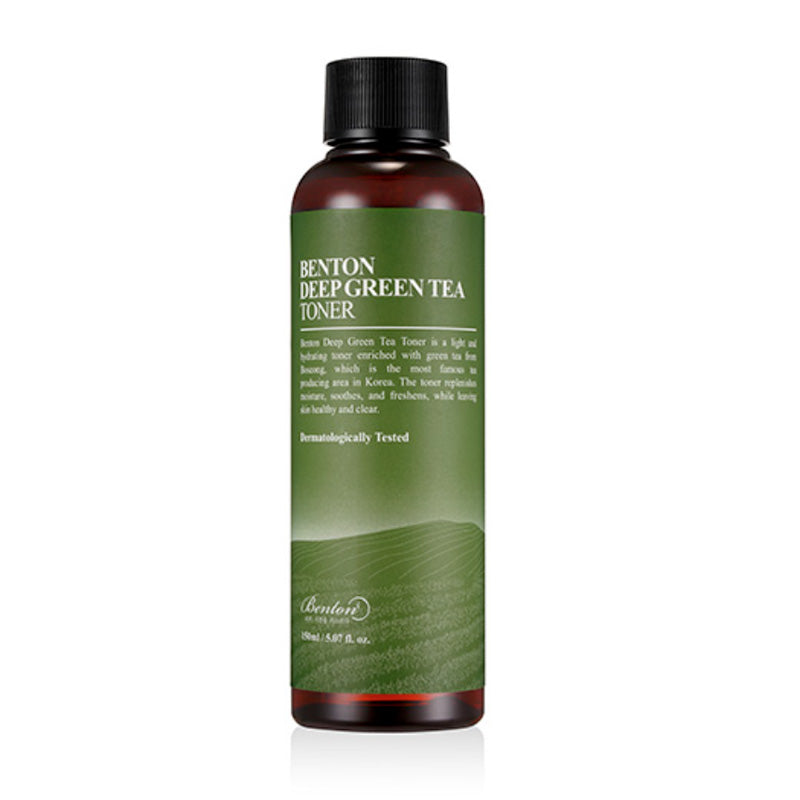 Flaske med Benton Deep Green Tea Toner, grøn etiket, sort låg, 150 ml.