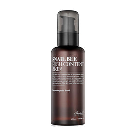 Brun flaske med pumpe, mærket "Snail Bee High Content Skin" fra Benton, 150 ml.