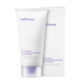 Hvid tube med lilla tekst, "Celimax Derma Nature Relief Madecica Foam Cleansing", ved siden af æske.