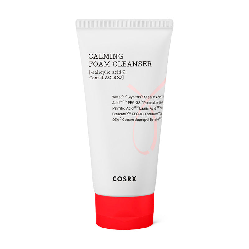 Hvid tube med rød hætte, tekst "Calming Foam Cleanser", ingredienser og mærket "COSRX".