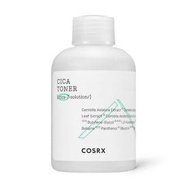 Hvid flaske med "CICA TONER" og ingredienser på etiketten. Mærket "COSRX" nederst.