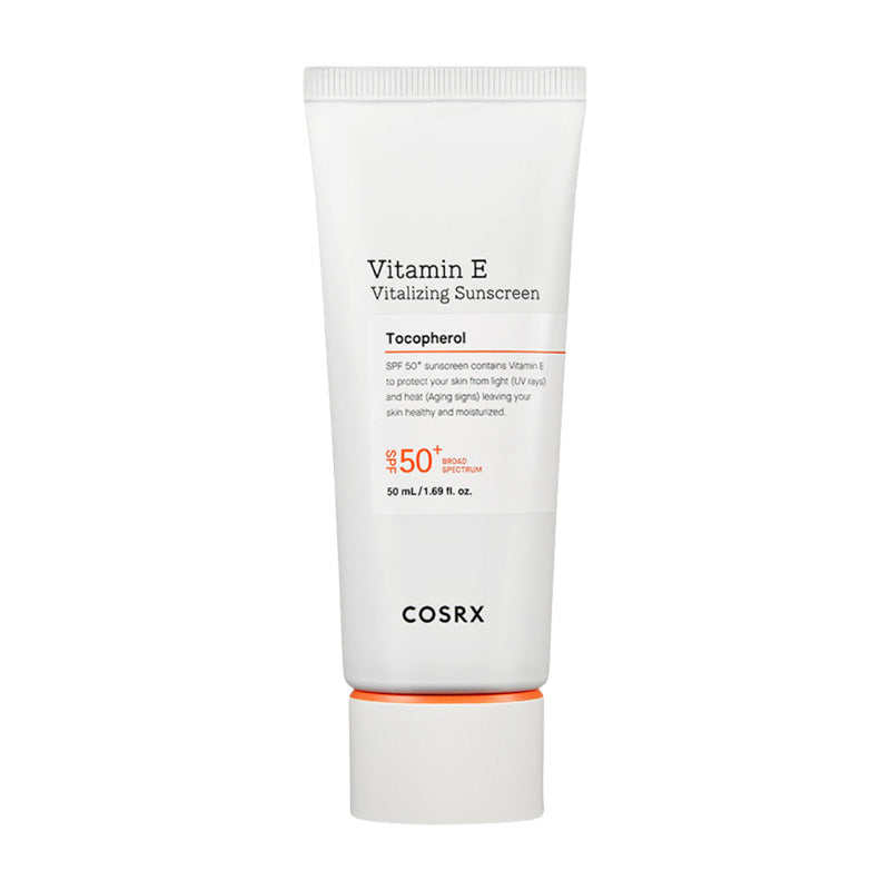 Hvid tube med tekst "Vitamin E Vitalizing Sunscreen SPF50+" og detaljer om ingredienser.
