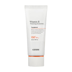 Hvid tube med tekst "Vitamin E Vitalizing Sunscreen SPF50+" og detaljer om ingredienser.