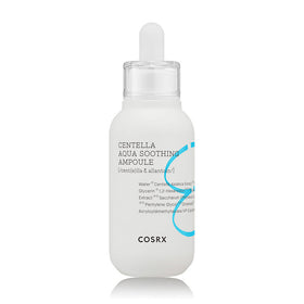 Hvid flaske med dråbehætte, mærket "Centella Aqua Soothing Ampoule" og ingredienser. COSRX nederst.