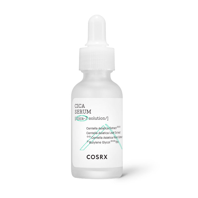 Klar flaske med dråberlåg, mærket "CICA SERUM" og "COSRX," med ingrediensdetaljer.
