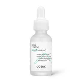 Klar flaske med dråberlåg, mærket "CICA SERUM" og "COSRX," med ingrediensdetaljer.